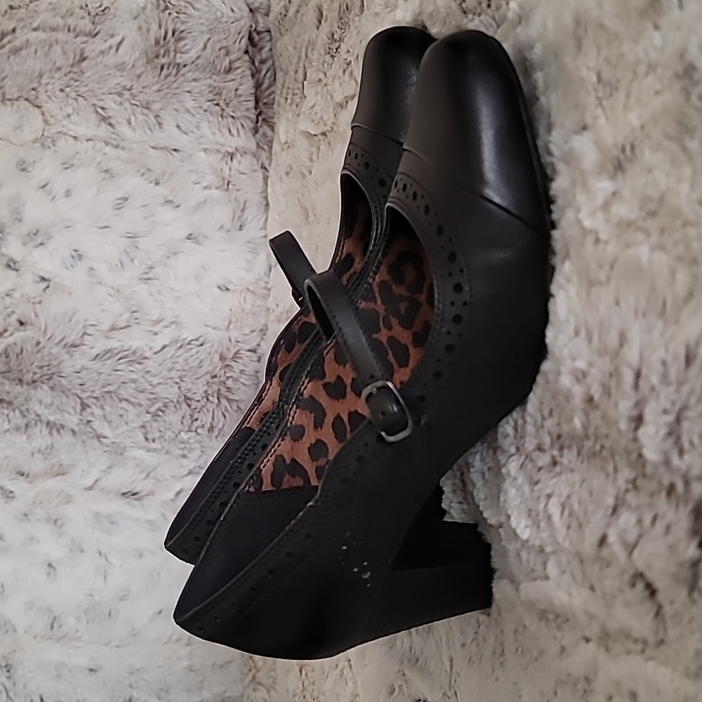 Clarks black mary jane heels